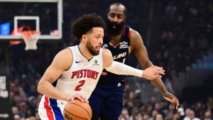 Cade Cunningham, buscando la canasta ante la oposición de James Harden.