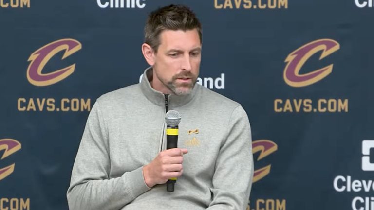 Mike Gansey, durante una rueda de prensa como general manager de los Cavs.