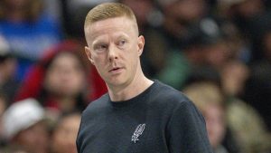 Sean Sweeney, durante un partido como asistente de los San Antonio Spurs.