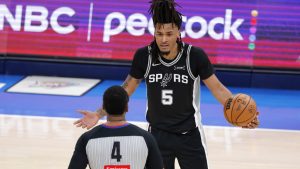 Stephon Caslte, frustrado con los árbitros
