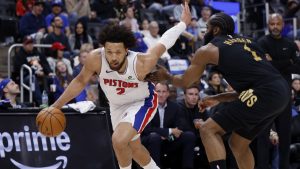 Cade Cunningham supera durante un ataque a James Harden.