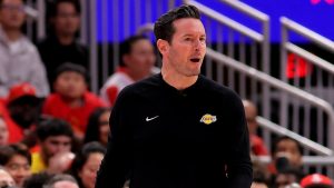 J.J. Redick, dando indicaciones durante un partido de playoffs contra los Thunder.