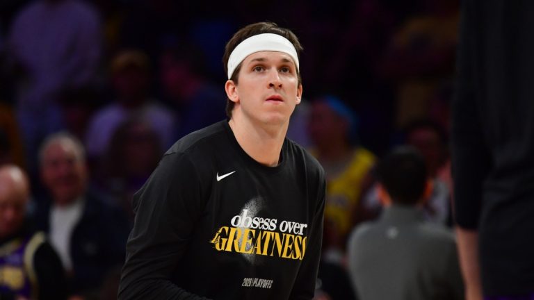 Austin Reaves durante un calentamiento con los Lakers.
