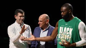 Jaylen Brown y Brad Stevens chocan manos.