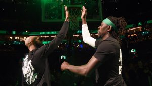 Derrick White y Jrue Holiday en una presentación pre-partido. Son interés de los Cavaliers.