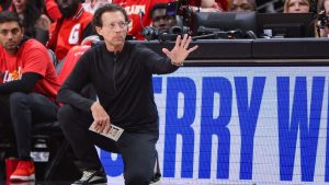 Quin Snyder dirigiendo un partido de los Hawks.