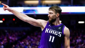 Domantas Sabonis señala a alguien en el público.