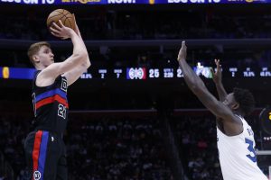 Kevin Huerter lanzando ante el punteo de Randle