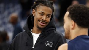 Ja Morant, vestido de calle durante un partido de los Memphis Grizzlies.