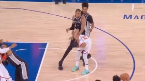 Victor Wembanyama aparta a Jalen Brunson con un manotazo.