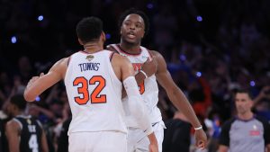 OG Anunoby celebra su canasta junto a Karl-Anthony Towns.