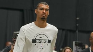 Victor Wembanyama, entrando al pabellón de los San Antonio Spurs.