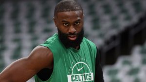 Jaylen Brown, calentando para un partido con los Boston Celtics.