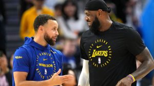 Stephen Curry charla amigablemente con LeBron James.