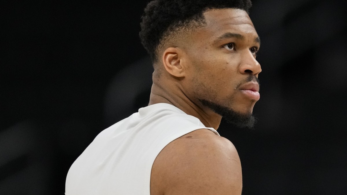 Giannis Antetokounmpo, antes de un partido con los Milwaukee Bucks.