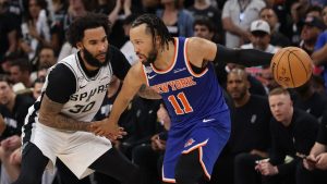 Jalen Brunson, ante la defensa de Champagnie en las Finales.