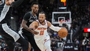 Jalen Brunson, iniciando un ataque ante la oposición de Stephon Castle.