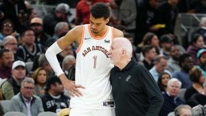Gregg Popovich charla con Victor Wembanyama durante su etapa final como entrenador de los San Antonio Spurs.
