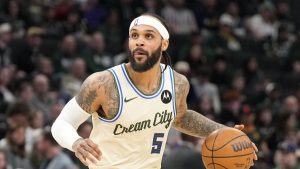 Gary Trent Jr., disputando un partido con los Milwaukee Bucks.