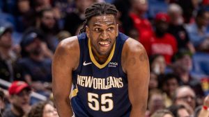 Kevon Looney, disputando un partido con los New Orleans Pelicans.