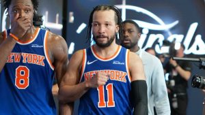 Jalen Brunson aprieta el puño tras poner el 2-0 en las Finales contra los Spurs.