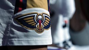 Detalle del escudo de los New Orleans Pelicans en unas calzonas.