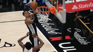Wembanyama cae en el Game 1