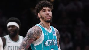 LaMelo Ball, disputando un partido con los Charlotte Hornets.