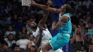Moussa Cissé, disputando un partido con los Dallas Mavericks.