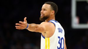 Stephen Curry, disputando un partido con los Golden State Warriors.