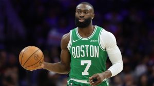Jaylen Brown llega a Philadelphia