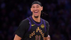 Jaxson Hayes, sonriente durante un partido de los Lakers.