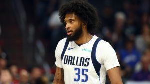Marvin Bagley III, disputando un partido con los Dallas Mavericks.