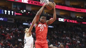 Isaiah Crawford, disputando un partido con los Houston Rockets.
