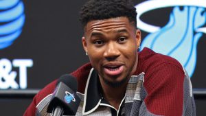 Giannis Antetokounmpo, durante su presentación con los Miami Heat.