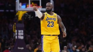 ¿LeBron jugará de base?