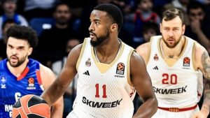 Alpha Diallo, disputando un partido con el Mónaco.