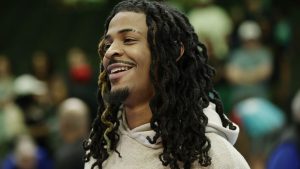 Ja Moran, sonriente mientras sigue un partido de Memphis desde la banda.