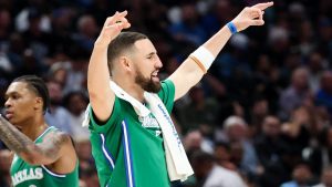 Klay Thompson, celebrando una acción de los Dallas Mavericks.