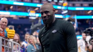 LeBron James, sonriente antes de comenzar un partido con los Lakers.