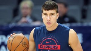 Bogdan Bogdanovic, calentando como jugador de los Clippers.