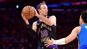 Luke Kennard, disputando un partido con los Lakers.