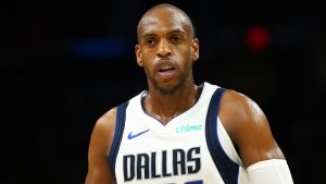 Khris Middleton, disputando un partido con los Dallas Mavericks.