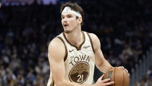 Quinten Post, disputando un partido con los Golden State Warriors.