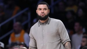 Fred VanVleet, siguiendo un partido de los Houston Rockets desde la banda.