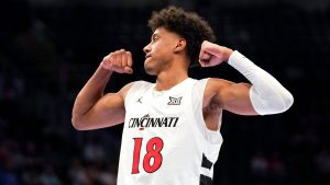 Baba Miller, disputando un partido con la Universidad de Cincinnati.