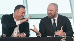 Jon Horst, junto a Taylor Jenkins en la presentación de este como nuevo entrenador de los Bucks.
