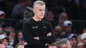 Billy Donovan, dirigiendo un partido de los Chicago Bulls.