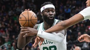 Neemias Queta, disputando un partido con los Boston Celtics.