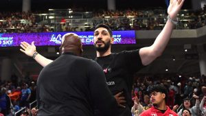 Enes Kanter es expulsado del pabellón de las Chicago Sky.